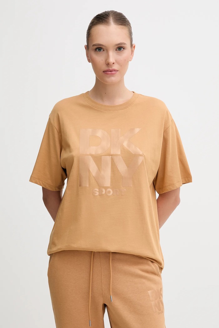 Памучна тениска Dkny надпис кафяв DP5T1470