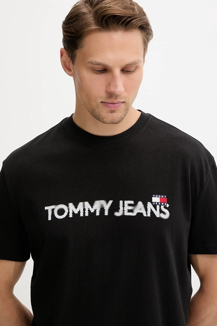 Дрехи Памучна тениска Tommy Jeans DM0DM21585 черен