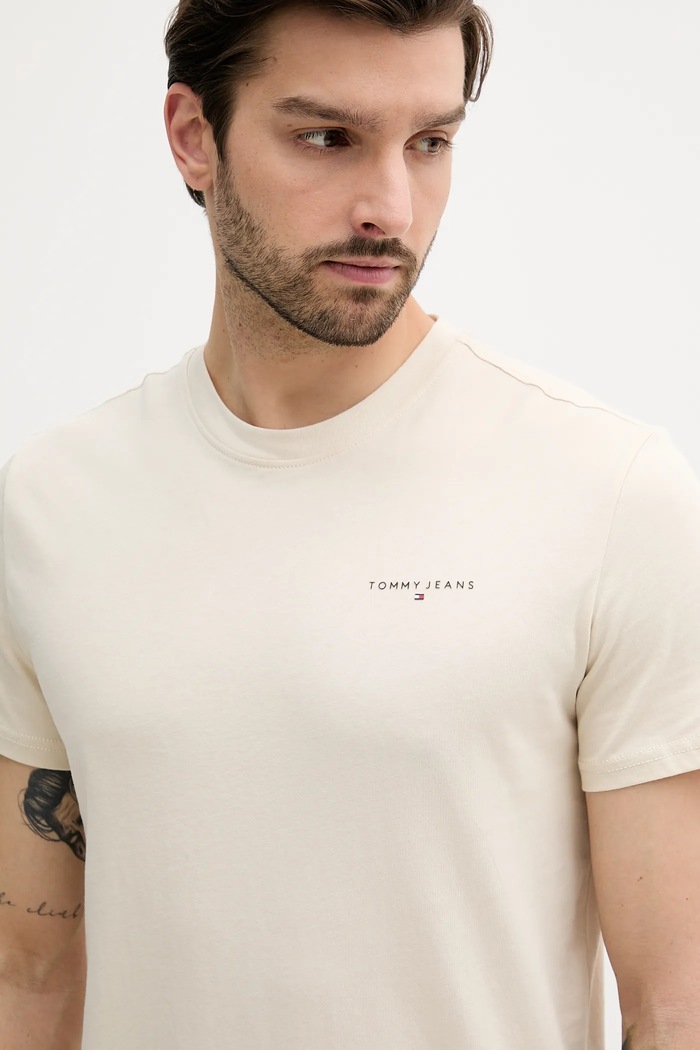 Tommy Jeans tričko pánske bavlnené béžová DM0DM21780
