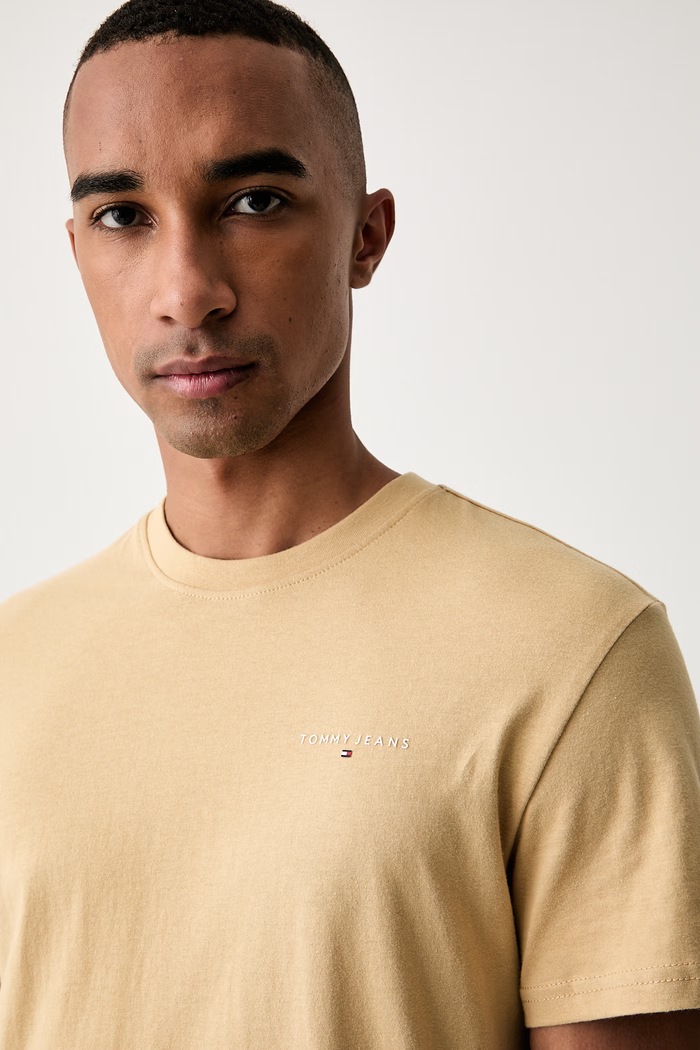 Tommy Jeans tričko pánské bavlněné béžová DM0DM21780