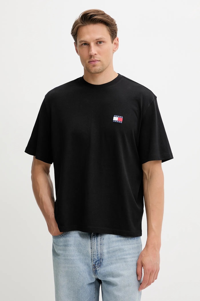 Bavlnené tričko Tommy Jeans nášivka čierna DM0DM21785