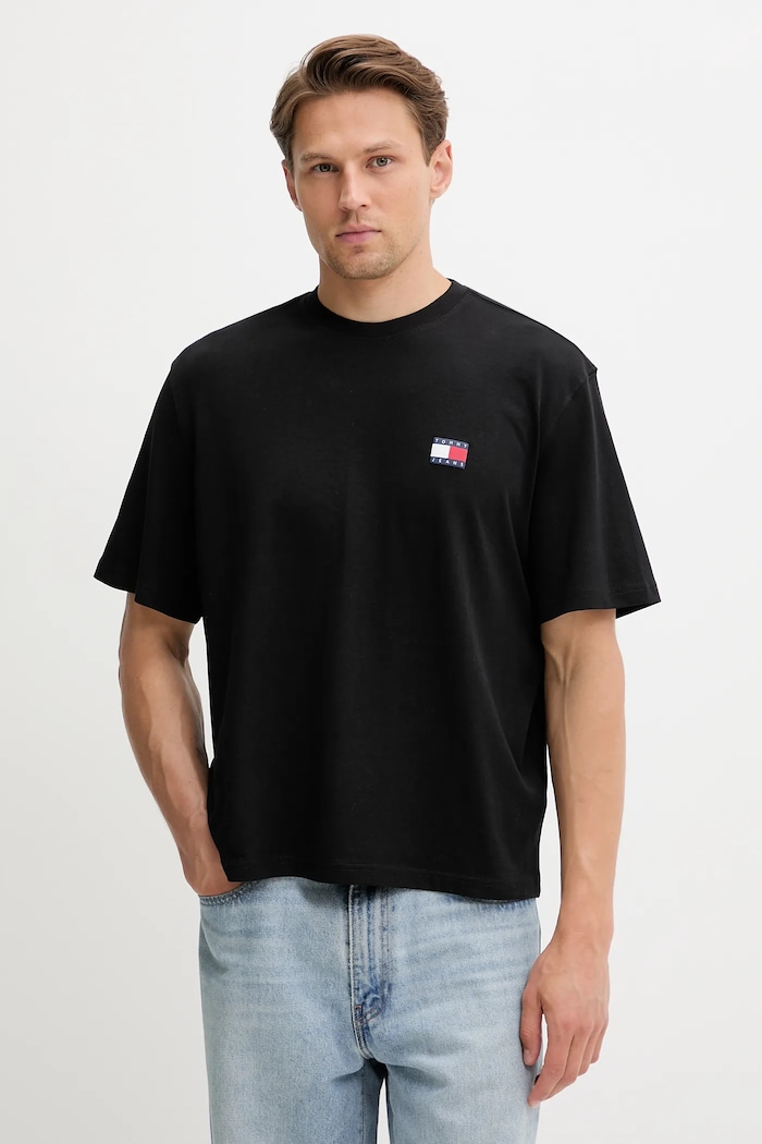 Bavlnené tričko Tommy Jeans nášivka čierna DM0DM21785