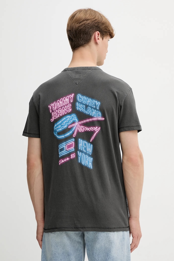 Bavlněné tričko Tommy Jeans potisk šedá DM0DM21829