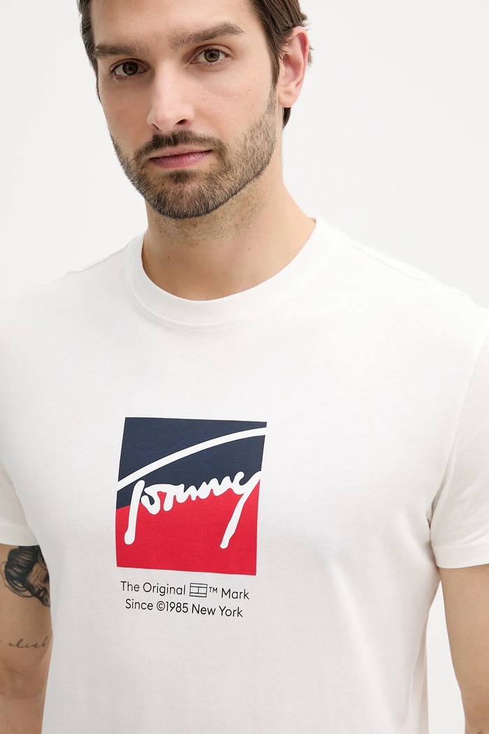 Βαμβακερό μπλουζάκι Tommy Jeans λευκό DM0DM21940