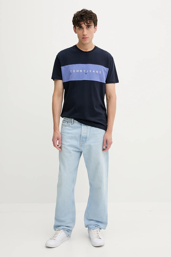 Bavlnené tričko Tommy Jeans DM0DM21933 tmavomodrá AW25