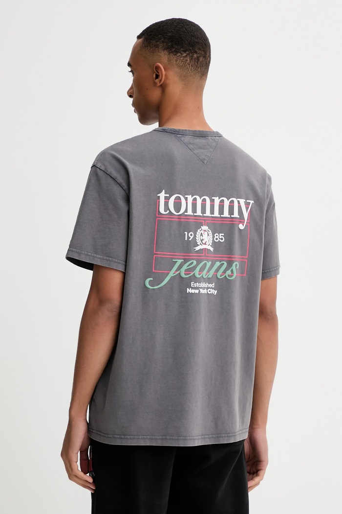 Βαμβακερό μπλουζάκι Tommy Jeans εμπριμέ γκρί DM0DM21986