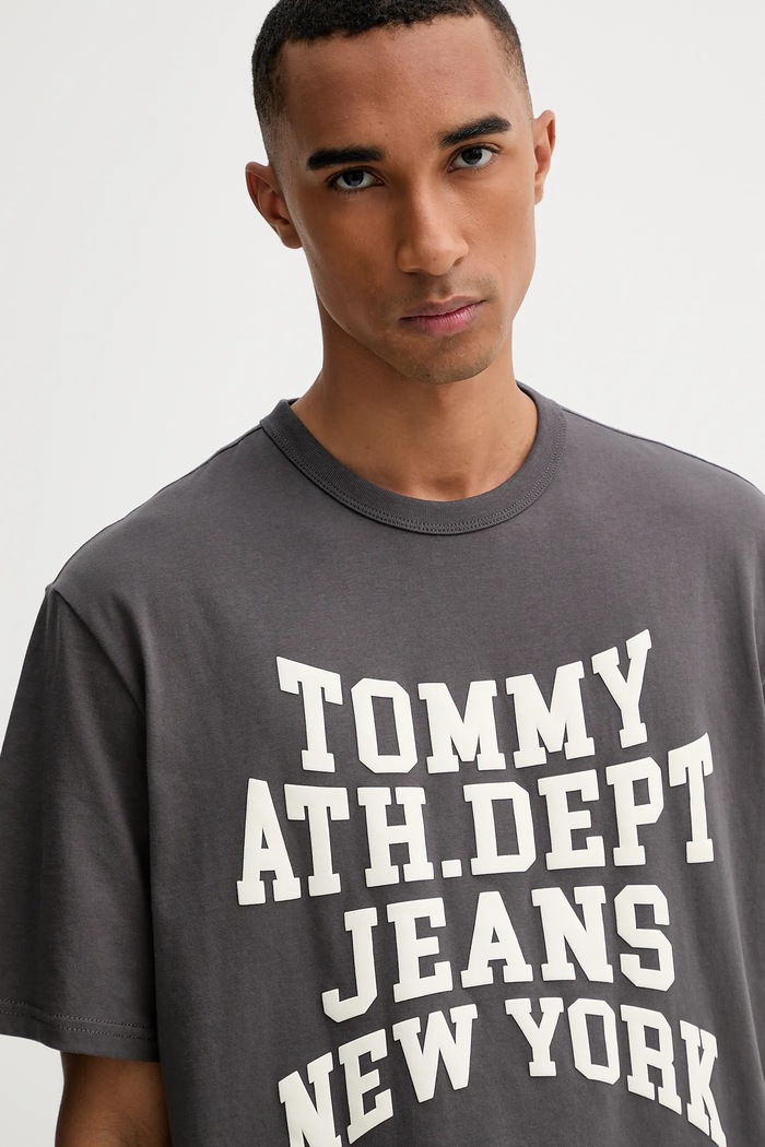 Βαμβακερό μπλουζάκι Tommy Jeans γκρί DM0DM21988