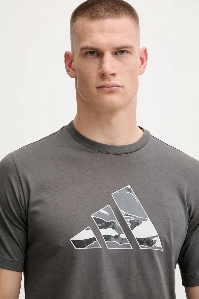 T-shirt bawełniany Camo Logo adidas KA7130 szary