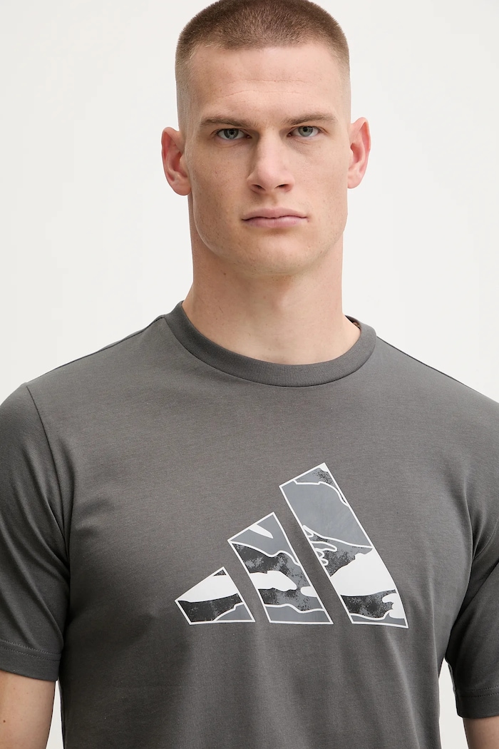 T-shirt bawełniany Camo Logo adidas KA7130 szary