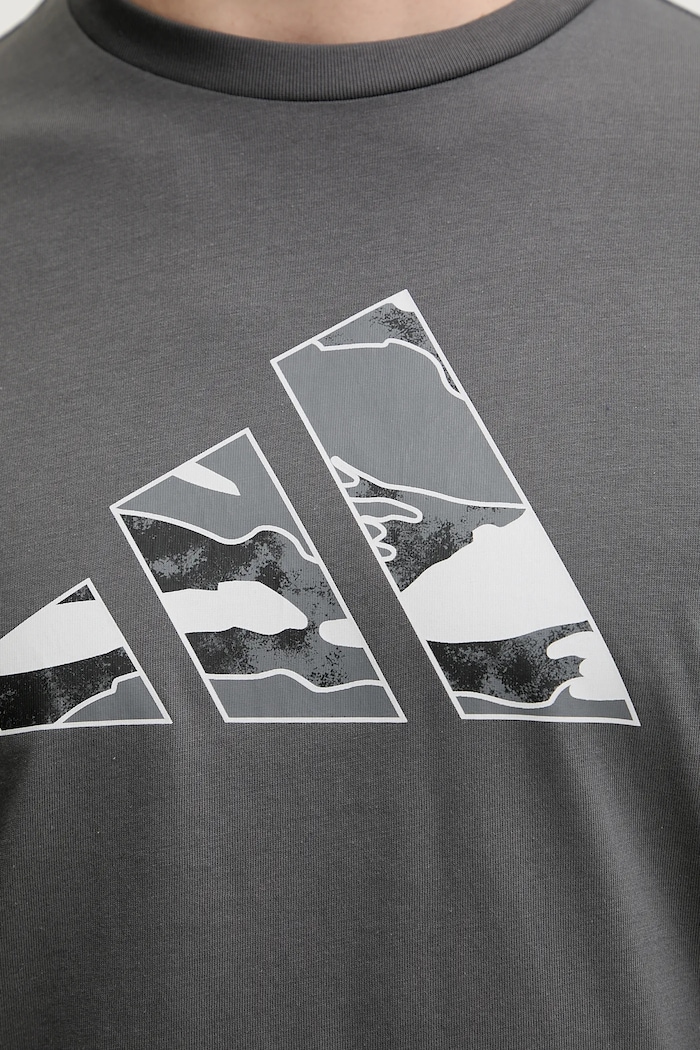 T-shirt bawełniany Camo Logo adidas szary KA7130