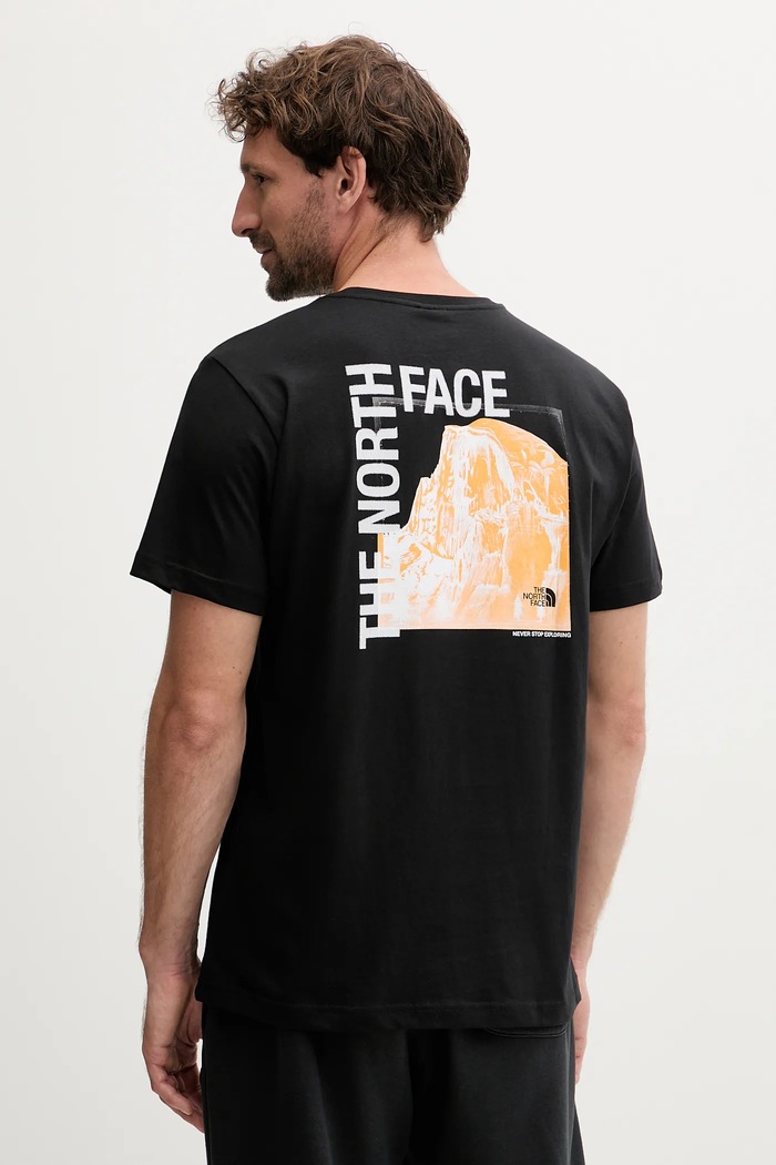 The North Face tricou din bumbac print negru NF0A8EE9JK31
