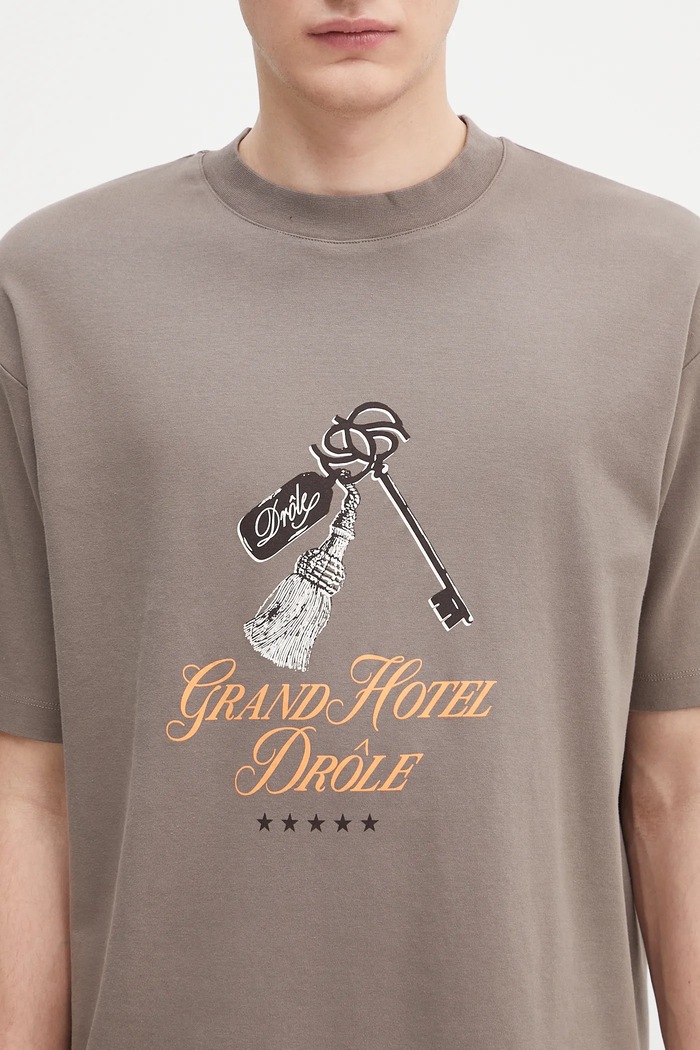 Drôle de Monsieur t-shirt bawełniany Le Tshirt Grand HUtel brązowy H.TS261.CO002