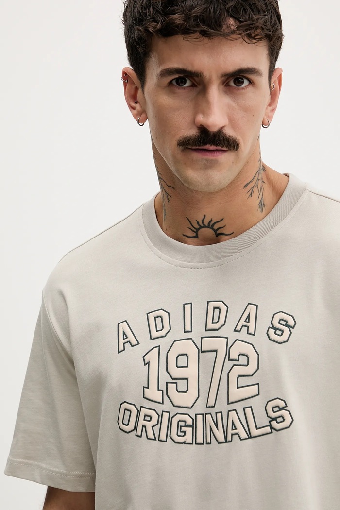 adidas Originals t-shirt bawełniany Varsity beżowy JX8176