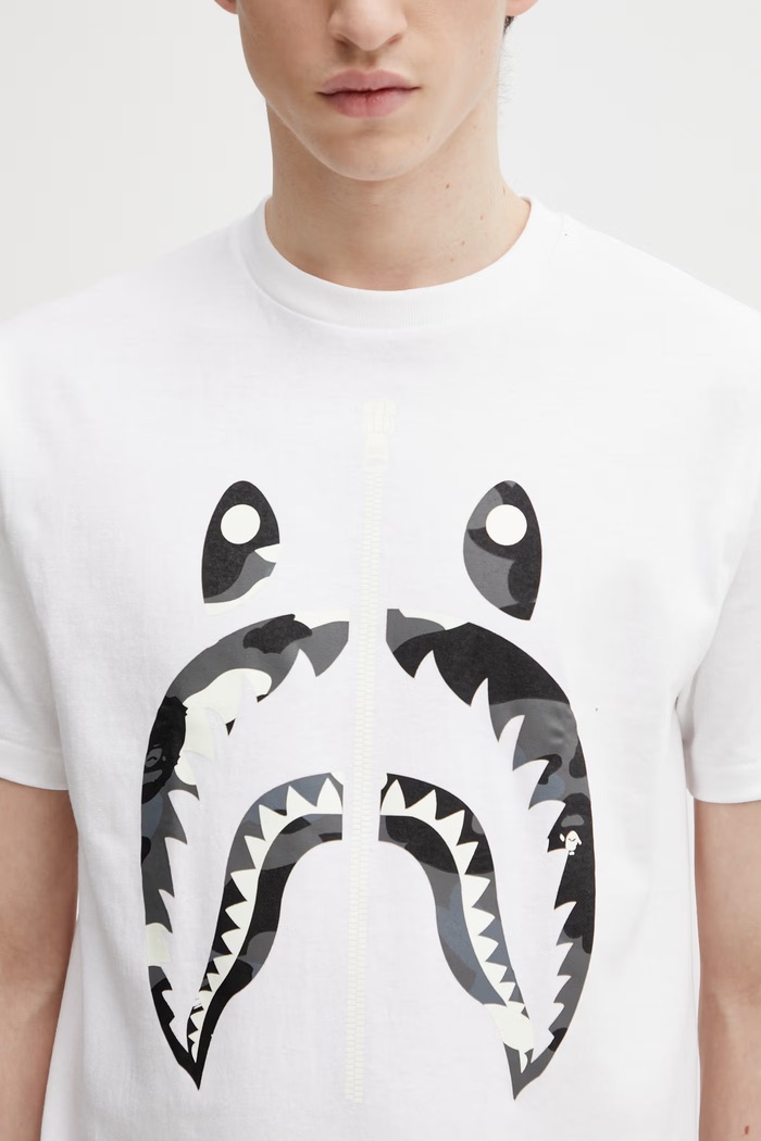 A Bathing Ape t-shirt in cotone City Camo Shark bianco 001TEL801027M