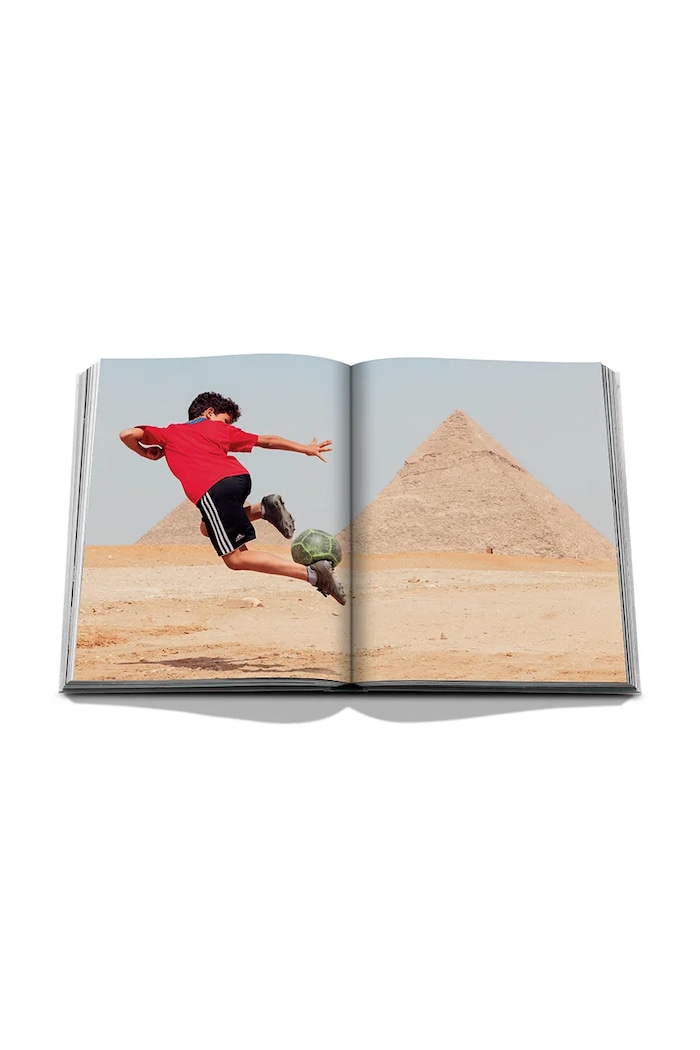 Assouline książka Football Roots: The Spirit of the Game, Sam Robles 9781649806857