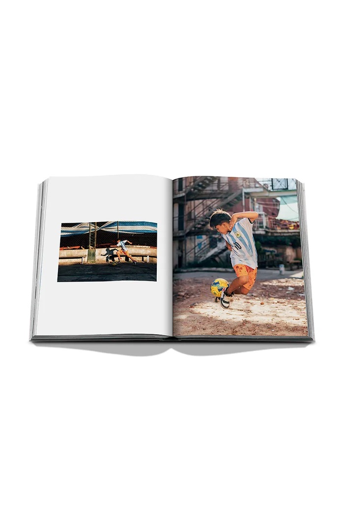 Assouline książka Football Roots: The Spirit of the Game, Sam Robles 9781649806857