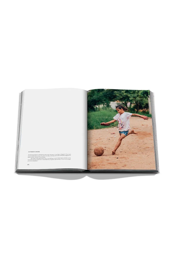 Assouline książka Football Roots: The Spirit of the Game, Sam Robles 9781649806857