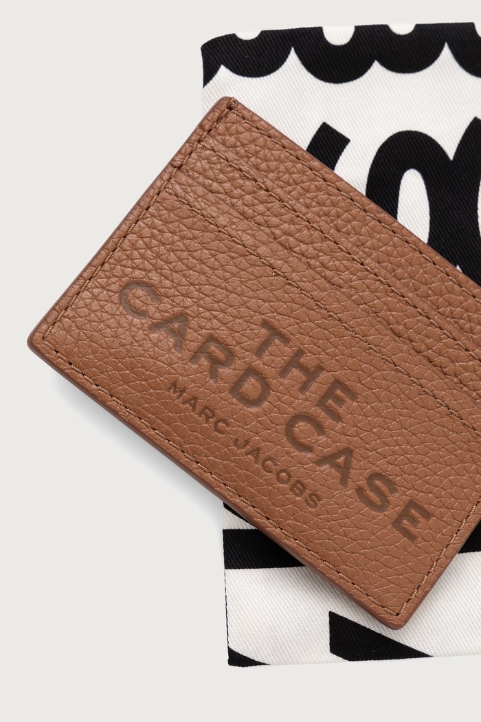 Αξεσουάρ MARC JACOBS Θήκη για κάρτες γυναικεία δερμάτινη THE CARD CASE 2P4SMP045S02 καφέ