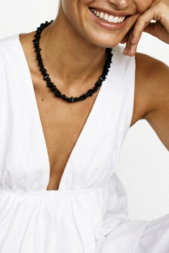 Doplnky BERRIES Náhrdelník dámsky Flora Black Necklace NWA026 čierna