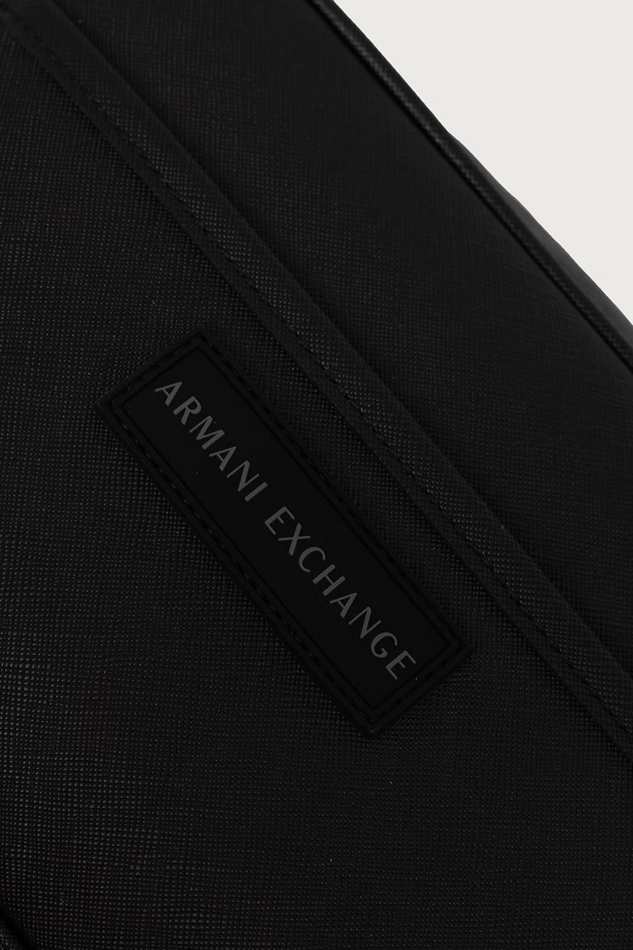 Dodaci Armani Exchange Kozmetička torbica od imitacije kože XM003576.AF26659 crna
