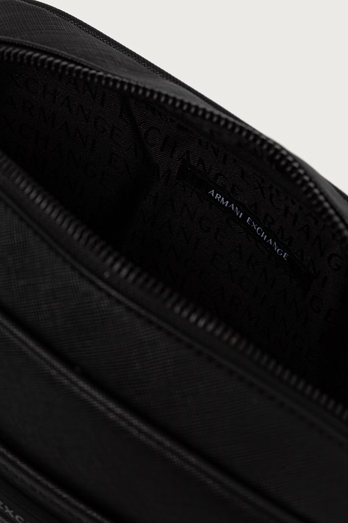 Kozmetička torbica od imitacije kože Armani Exchange XM003576.AF26659 crna