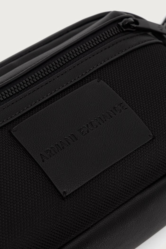 Armani Exchange kozmetička torbica za muškarce od imitacije kože crna XM003155.AF26655