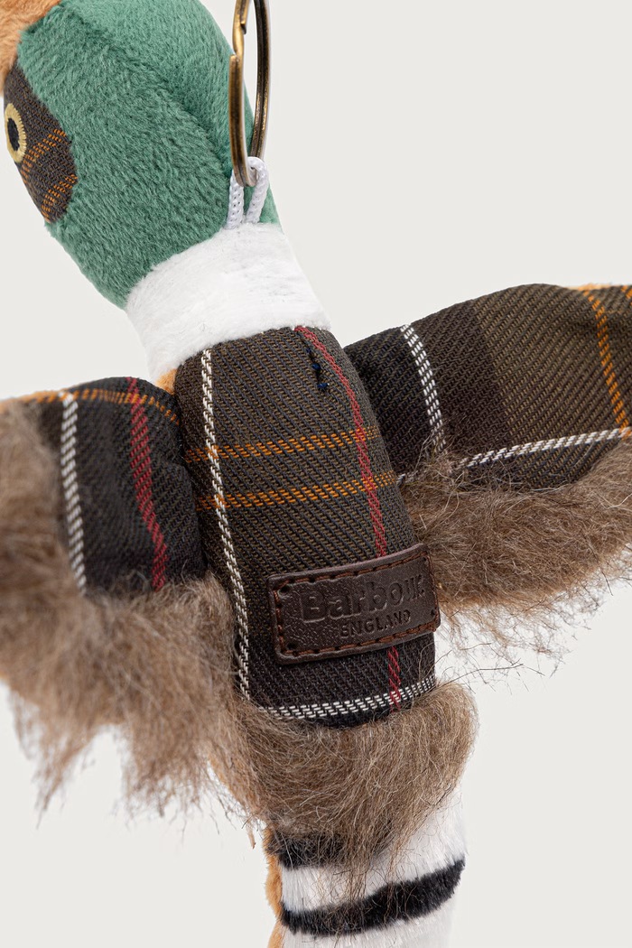 Barbour Brelok UAC0317 beżowy AW26