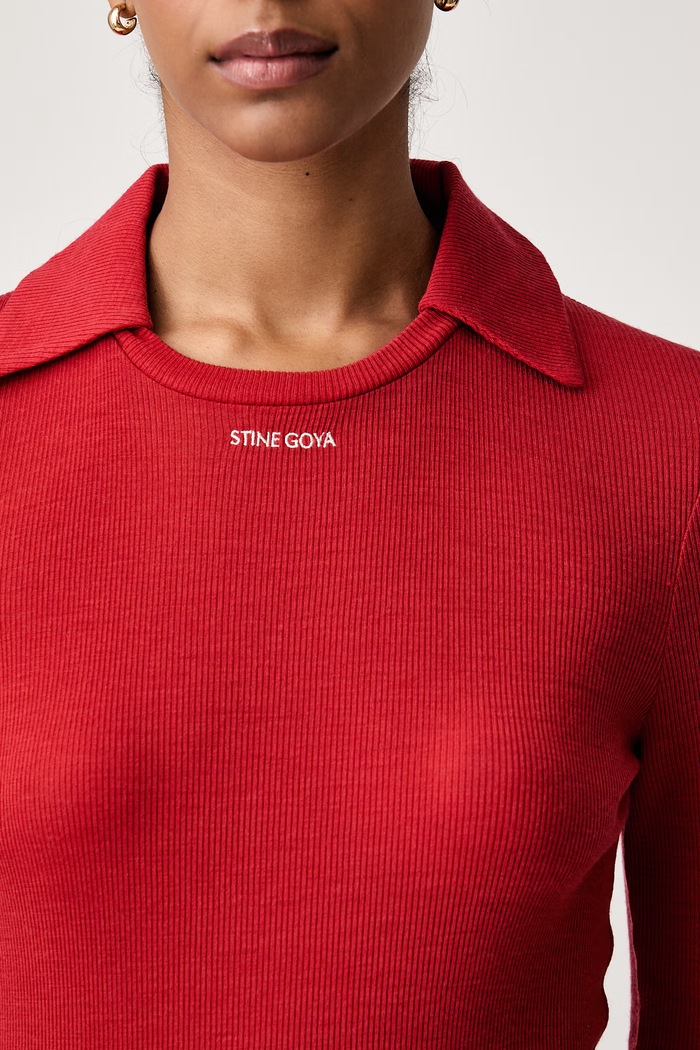 Longsleeve damski z wełny merino Stine Goya czerwony SG.AW26.T265.2510