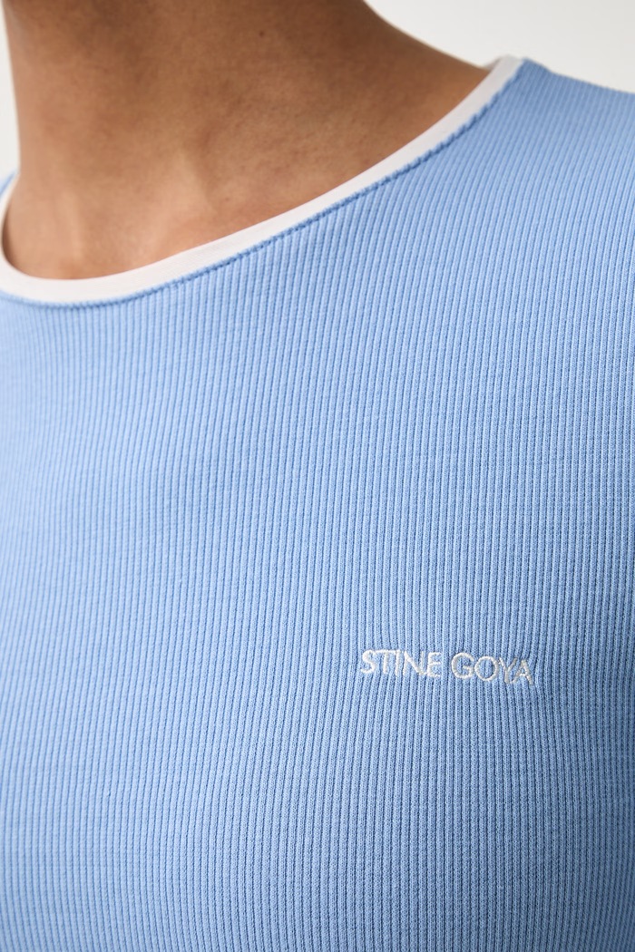 Stine Goya longsleeve damski bawełniany z elastanem SG.PF26.T202.2385 niebieski