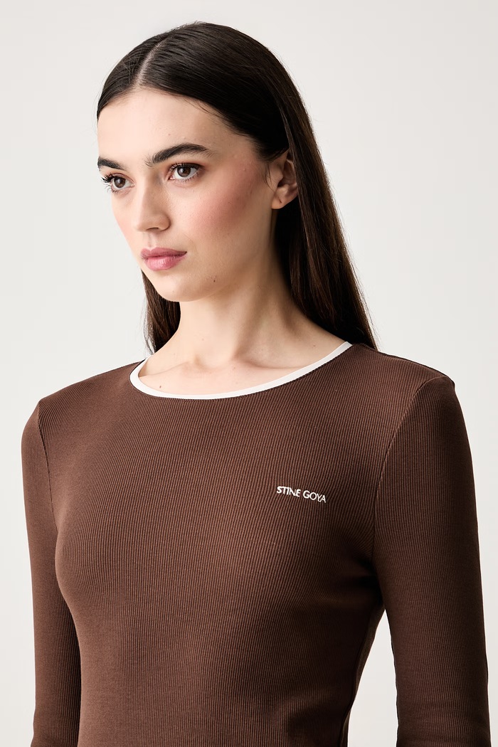 Stine Goya longsleeve damski bawełniany z elastanem brązowy SG.PF26.T202.2385