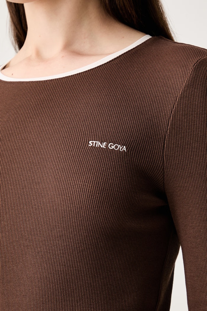 Stine Goya longsleeve damski bawełniany z elastanem SG.PF26.T202.2385 brązowy