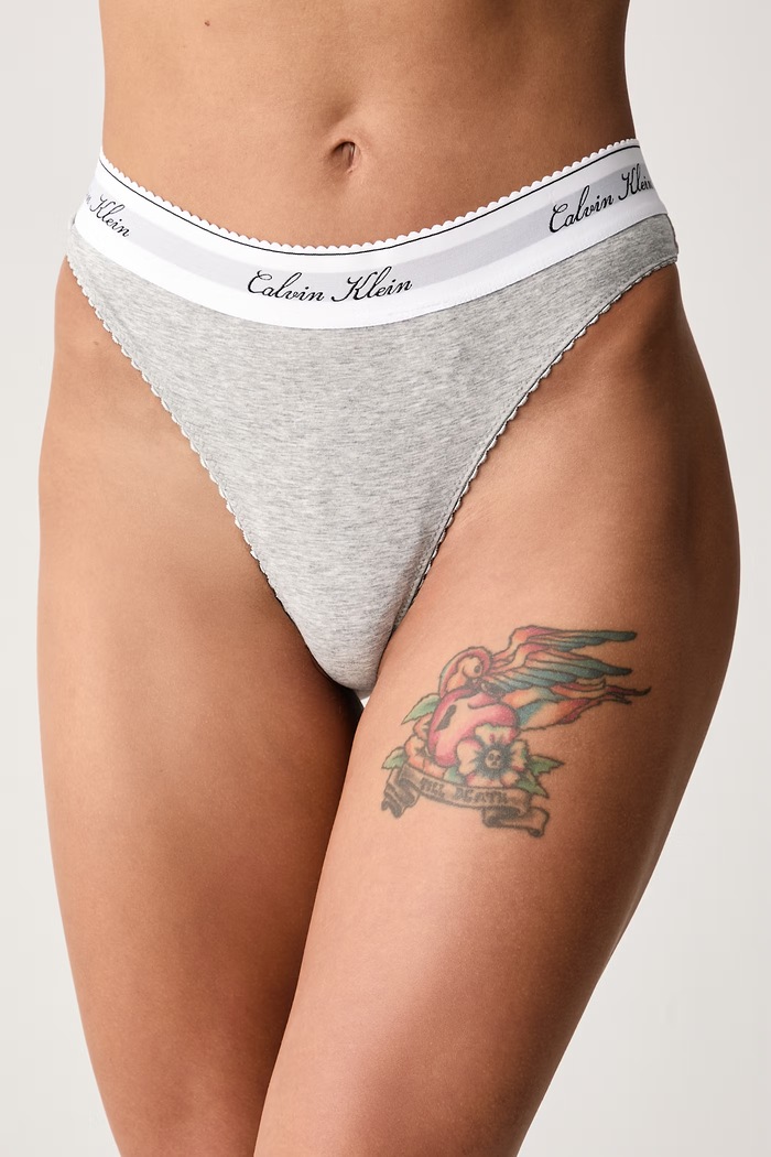 Calvin Klein Underwear Stringi damskie z bawełną szary LV00QF9075