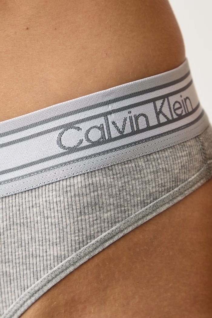 Ρούχα Calvin Klein Underwear Στρινγκ γυναικεία με βαμβάκι LV00QF9057 γκρί
