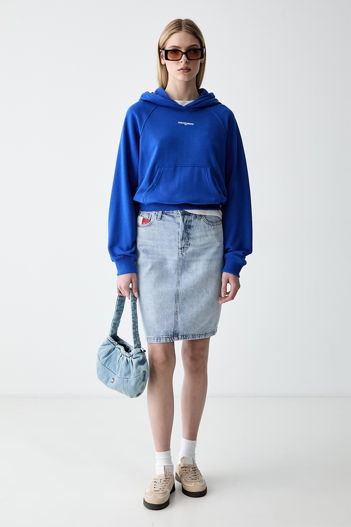 Tommy Jeans pulover s kapuco ženski bombažen DW0DW22825 modra AW26
