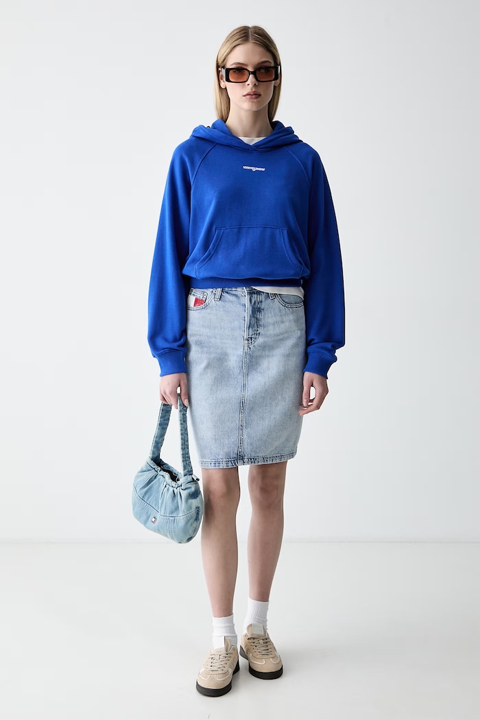Tommy Jeans pulover s kapuco ženski bombažen DW0DW22825 modra AW26