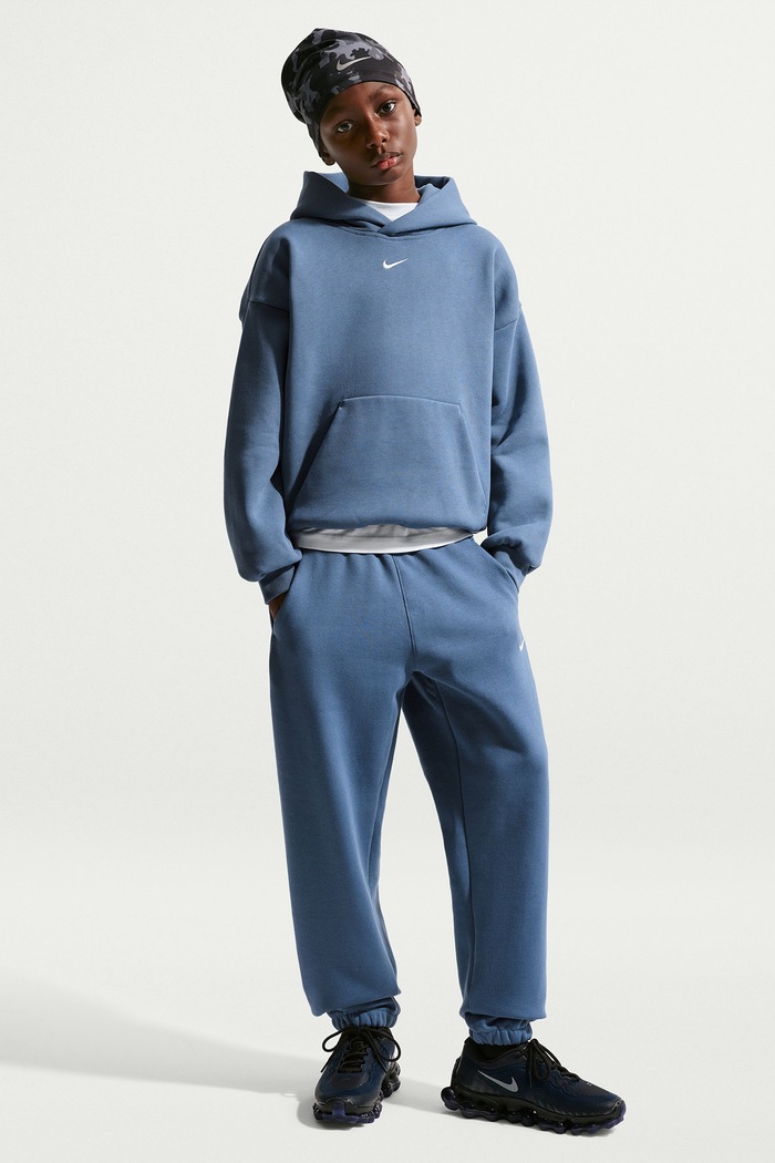 Nike Bluza z kapturem dziecięca z bawełną Nike Sportswear Solo Swoosh niebieski IZ5352