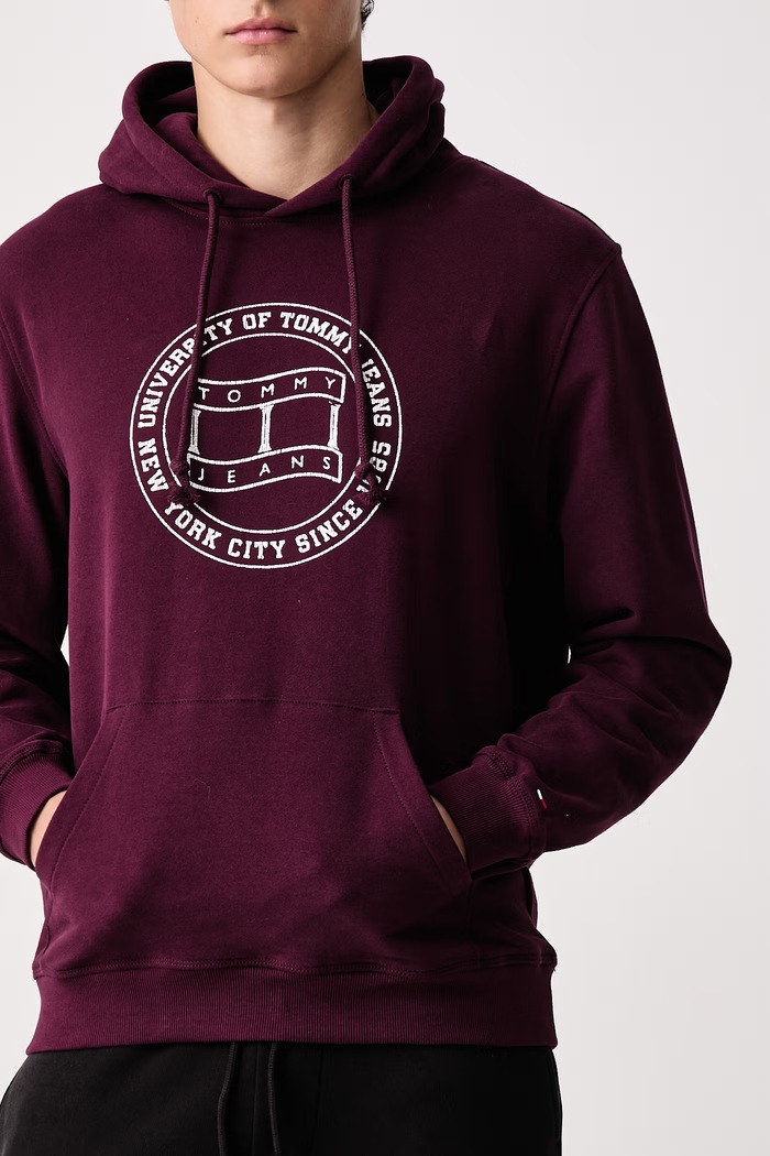 Mikina s kapucí pánská bavlněná Tommy Jeans DM0DM23579 burgundské