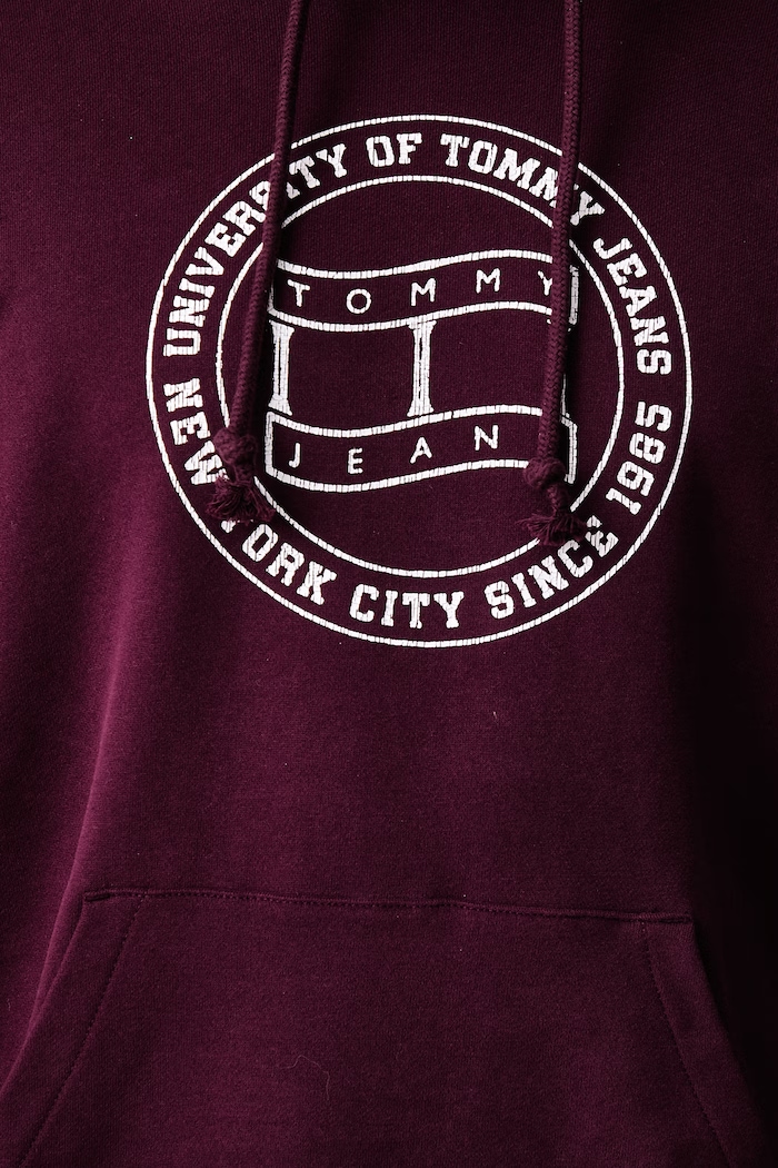 Mikina s kapucí pánská bavlněná Tommy Jeans burgundské DM0DM23579