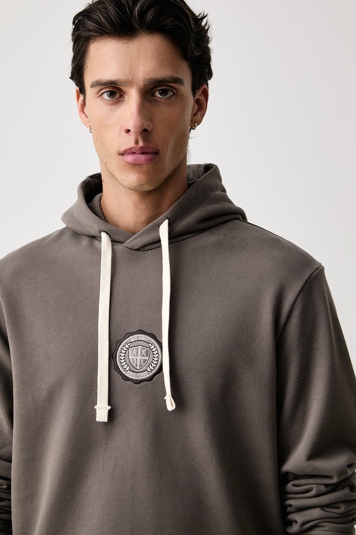 Armani Exchange dukserica sa kapuljačom za muškarce od pamuka s elastanom smeđa XM002912.AF26047
