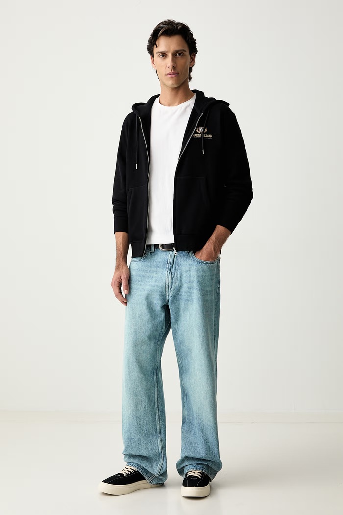 Guess Jeans mikina na zips s kapucňou pánska bavlnená M6YQ23.K4213 čierna AW26