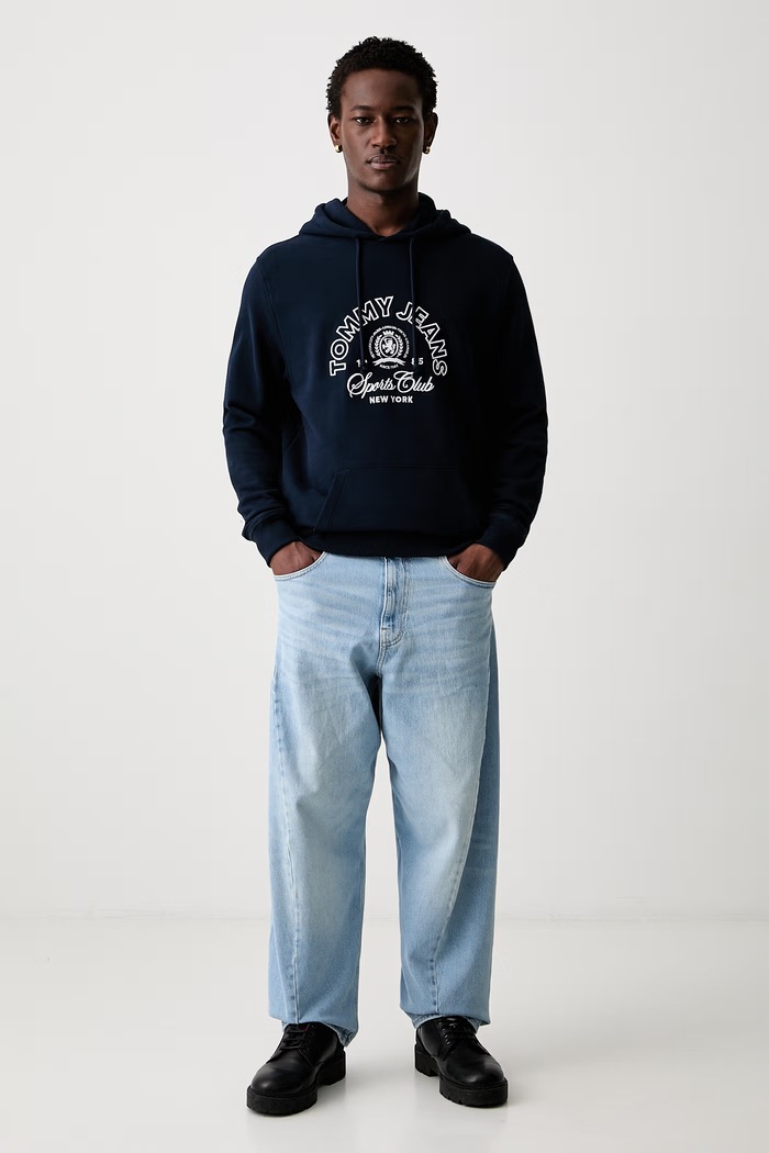 Tommy Jeans dukserica sa kapuljačom za muškarce od pamuka DM0DM23153 mornarsko plava AW26