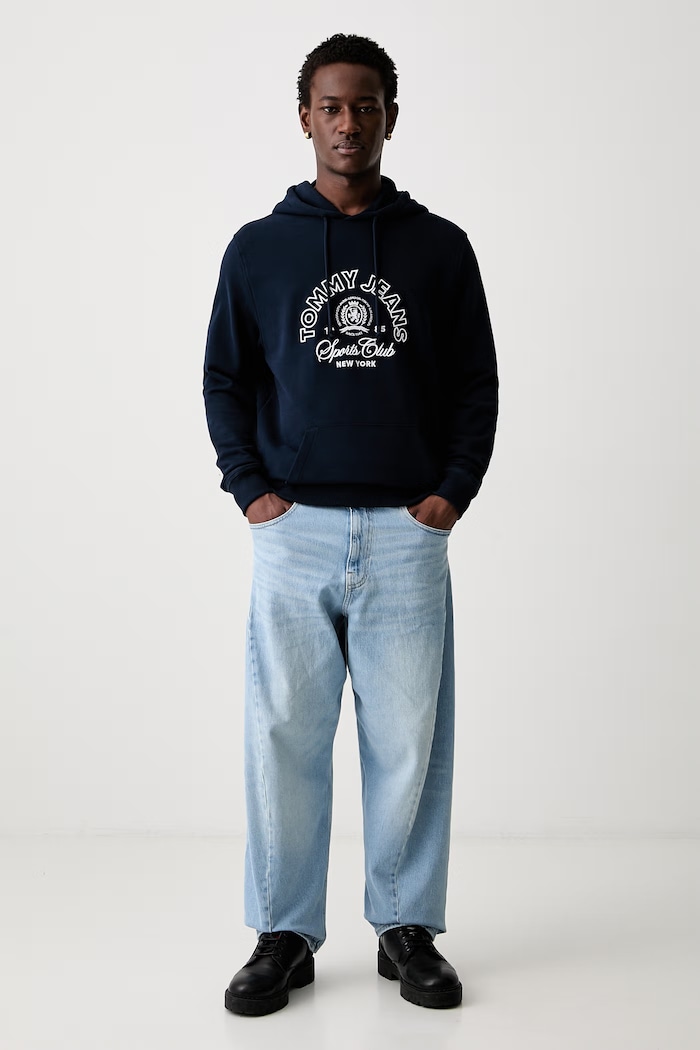 Tommy Jeans dukserica sa kapuljačom za muškarce od pamuka DM0DM23153 mornarsko plava AW26