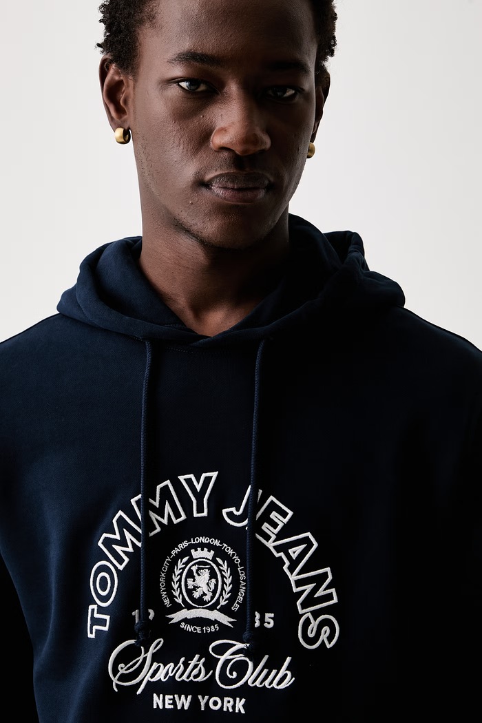 Tommy Jeans dukserica sa kapuljačom za muškarce od pamuka mornarsko plava DM0DM23153