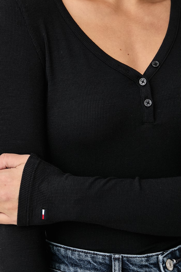 Longsleeve damski z wiskozą Tommy Jeans czarny DW0DW23259