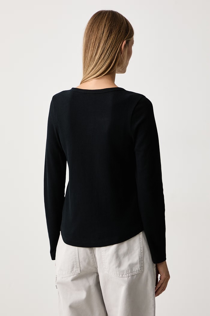 Oblačila Levi's Majica z dolgimi rokavi ženska z bombažem ROONEY WAFFLE HENLEY 0087X črna