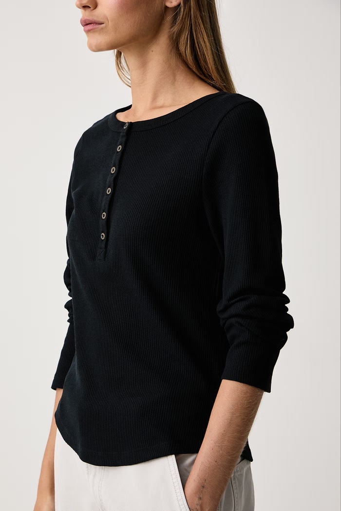 Majica z dolgimi rokavi ženska z bombažem ROONEY WAFFLE HENLEY Levi's 0087X črna