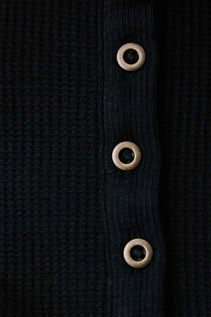Majica z dolgimi rokavi ženska z bombažem ROONEY WAFFLE HENLEY Levi's črna 0087X