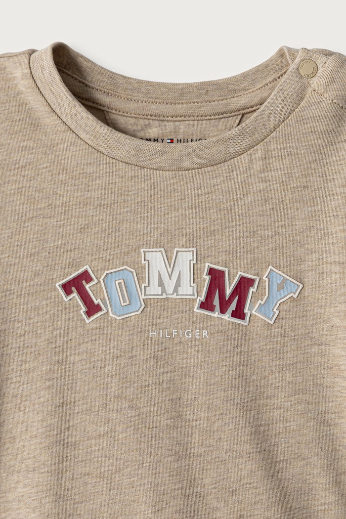 Chłopiec Tommy Hilfiger Longsleeve dziecięcy bawełniany z elastanem KN0KN02330.9BY2 beżowy