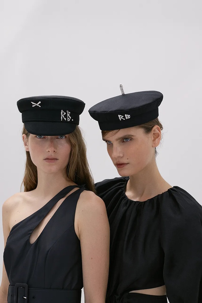Kaszkiet damski wełniany Crystal-embellished Wool Baker Boy Cap RUSLAN BAGINSKIY czarny KPC033.W.DMD