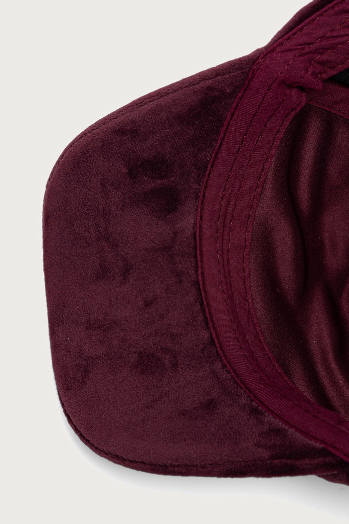Czapka z daszkiem damska REGAL REBELLE DIAMANTE VELOUR Juicy Couture JCAWH226718 bordowy
